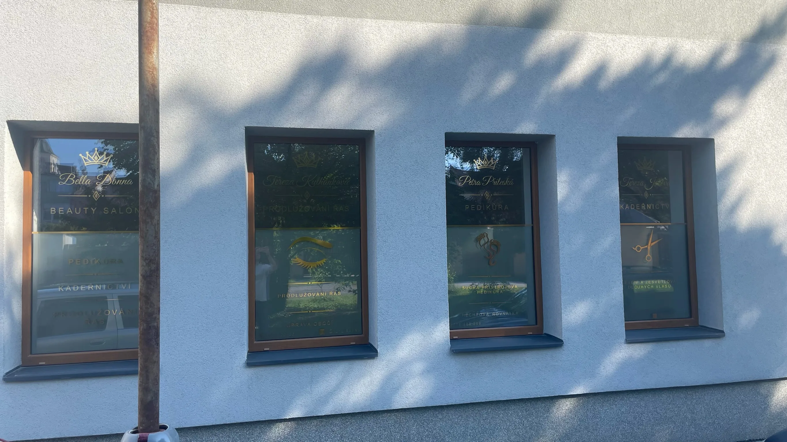 Sada oken kosmetick&eacute;ho salonu polepen&aacute; zlatou řezanou grafikou