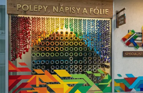 Polepy vozidel, př&iacute;věsů, dod&aacute;vek, v&yacute;loh a dveř&iacute; v Olomouci